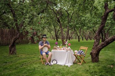 Themed summer photo session decor