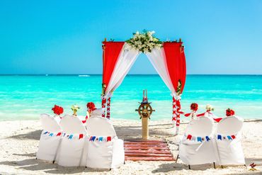 Beach red wedding ceremony decor