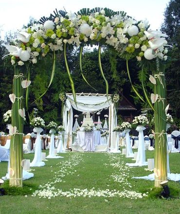 Beach white wedding floral decor