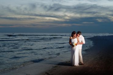 Beach white wedding photo session ideas