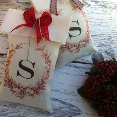 Red wedding favours
