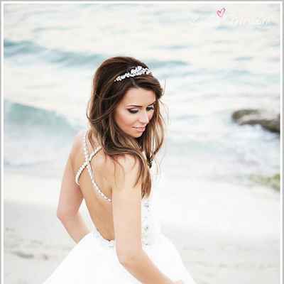 Beach white bridal hair and make-up