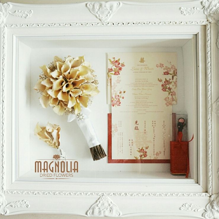 Magnolia Classic Frame 1 Handbouquet, 1 Boutonnerie, Invitation and Souvenir
