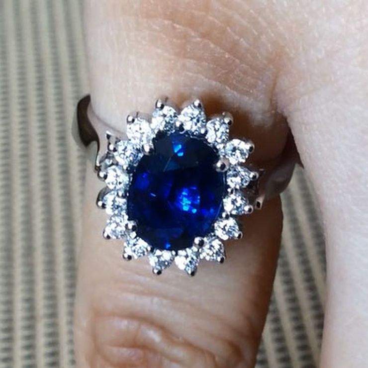 2 carats Vivid Blue Sapphire Engagement Ring