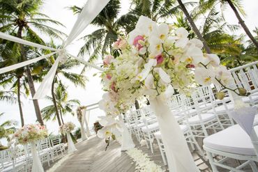 White overseas wedding ceremony decor